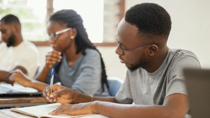 Enem alunos se preparam para a prova - Freepik